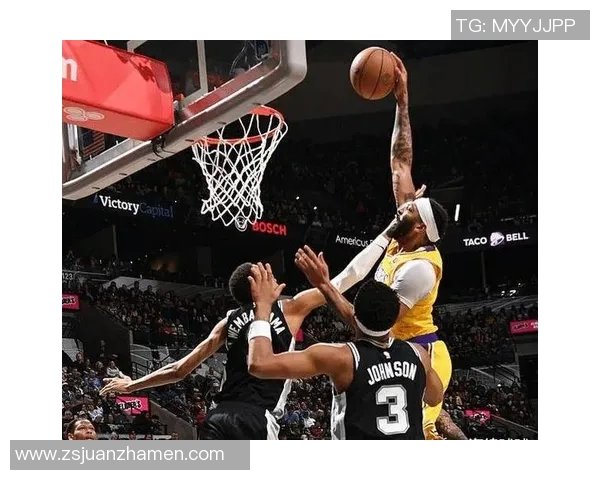 詹姆斯精准传球助攻戴维斯轻松得分展现默契配合 詹姆斯精准传球助攻戴维斯轻松得分展现默契配合